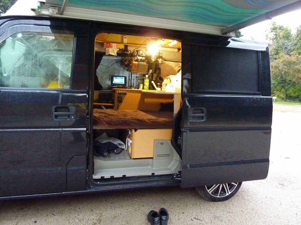 サイドオーニング下のエントランス