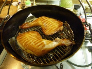 ダッチオーブンで燻製チキン