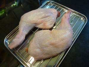 乾燥中の鶏足