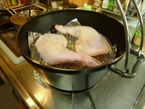 鶏足をダッチオーブンに