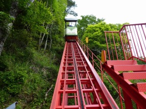 インクラインを登るケーブルカー_20130504