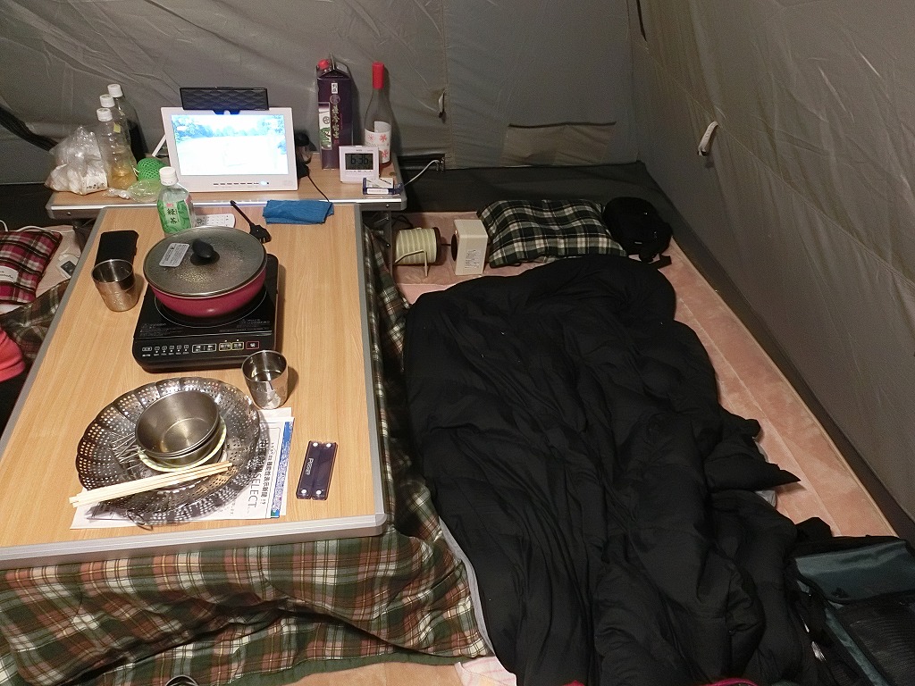 テント内の寝床空間_20151122