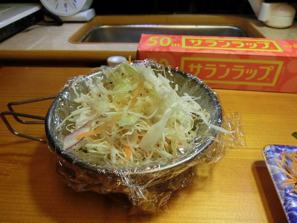 シェラカップサラダにラップ_20151229