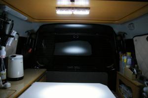 LED連結ライトとKONG車内